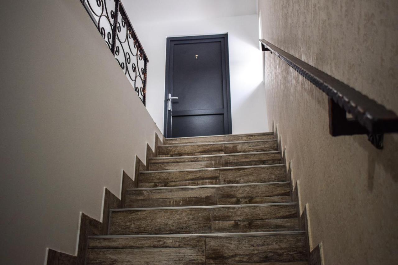 B House Rooms Яш Екстериор снимка